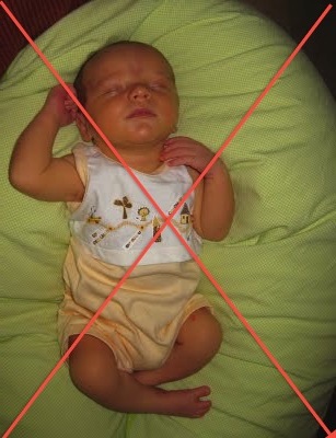 pourquoi bebe jette sa tete en arriere